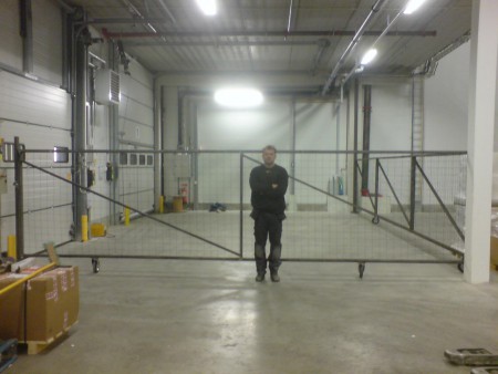 Vikbar grind som gränsar av 56 kvm för begränsat lastnings och lossningsutrymme dagtid åt Dachser.Utrymmet är larmat.