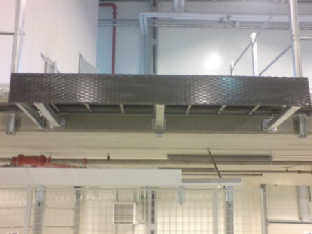 Lastbrygga Entresol som skydd för kabelstege vid hantering av pallgods med truck.