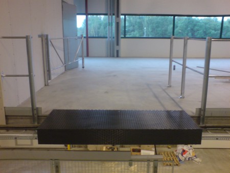 Lastbrygga Entresol med avgränsningsskydd.